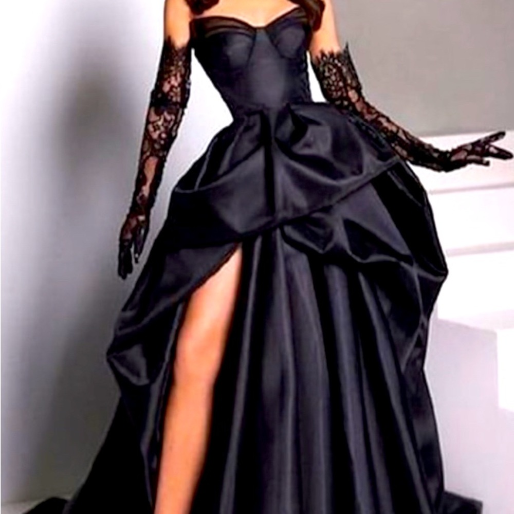 A-Line evening gown black dress wedding dress.